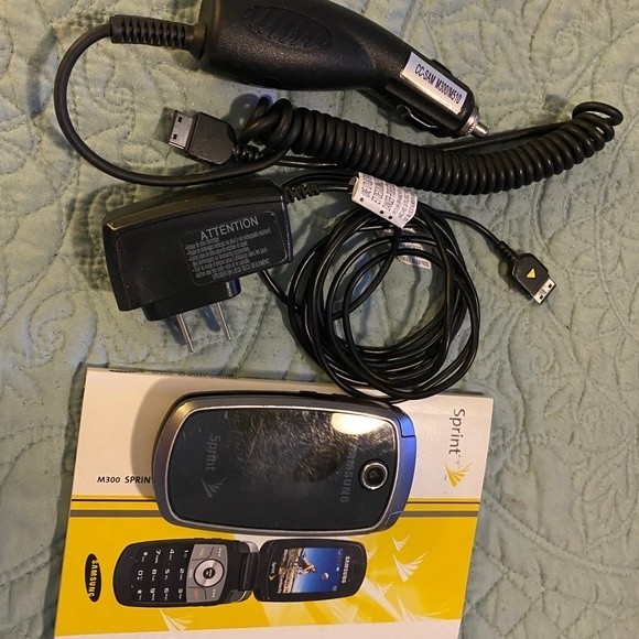 Samsung Flip phone + Accessories - Picture 1 of 3